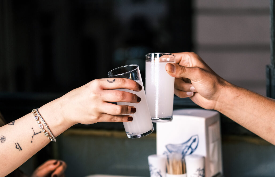 Beyoğlu Akşam Yemeği için uygun, Kadir’in Yeri’nde yakılmış mum ışığında demli rakı kadehi ve adaplı meze sunumu.