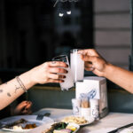 Beyoğlu Akşam Yemeği için uygun, Kadir’in Yeri’nde yakılmış mum ışığında demli rakı kadehi ve adaplı meze sunumu.