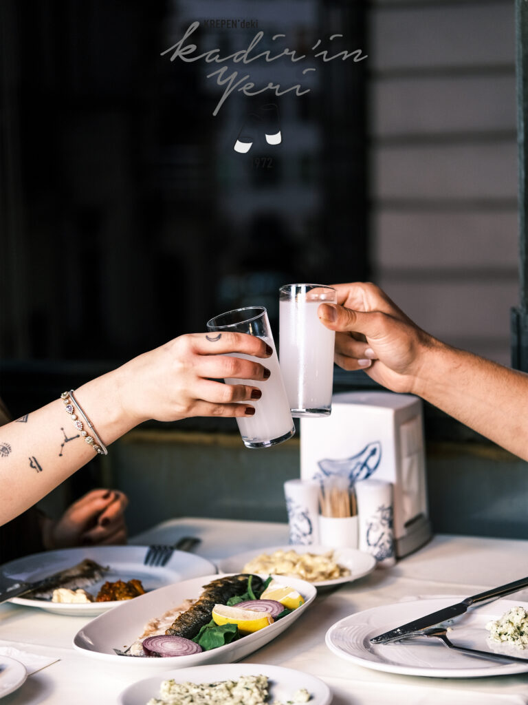 Beyoğlu Akşam Yemeği için uygun, Kadir’in Yeri’nde yakılmış mum ışığında demli rakı kadehi ve adaplı meze sunumu.