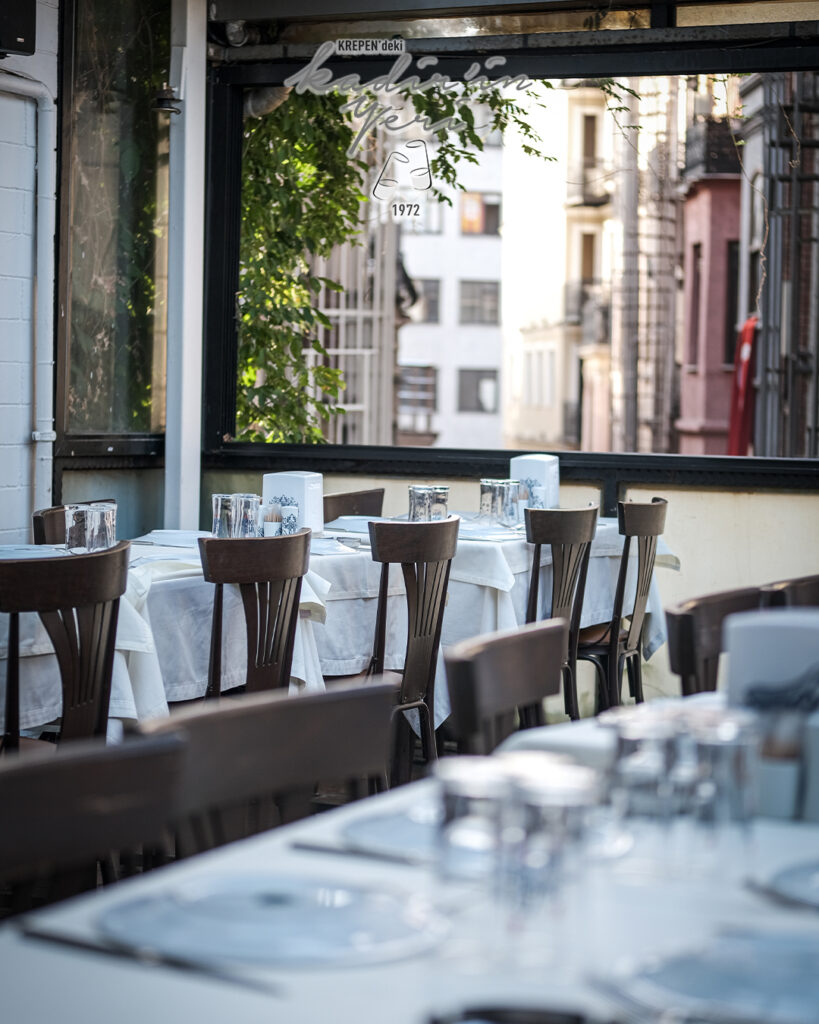 Nevizade’de Krepen Pasajı’ndan miras kalan masada, Beyoğlu Fasıl Meyhaneleri adabına uygun olarak Topik ve rakı sunumu.