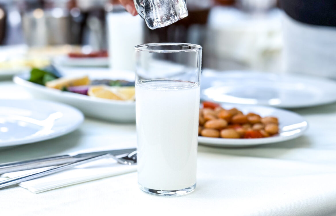 Doğum Günü Kutlaması İçin Beyoğlu Akşam Yemeği ortamı: Kadir’in Yeri’nde mum ışığı, adaplı fasıl eşliğinde huzurlu sofra.