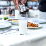 Doğum Günü Kutlaması İçin Beyoğlu Akşam Yemeği ortamı: Kadir’in Yeri’nde mum ışığı, adaplı fasıl eşliğinde huzurlu sofra.