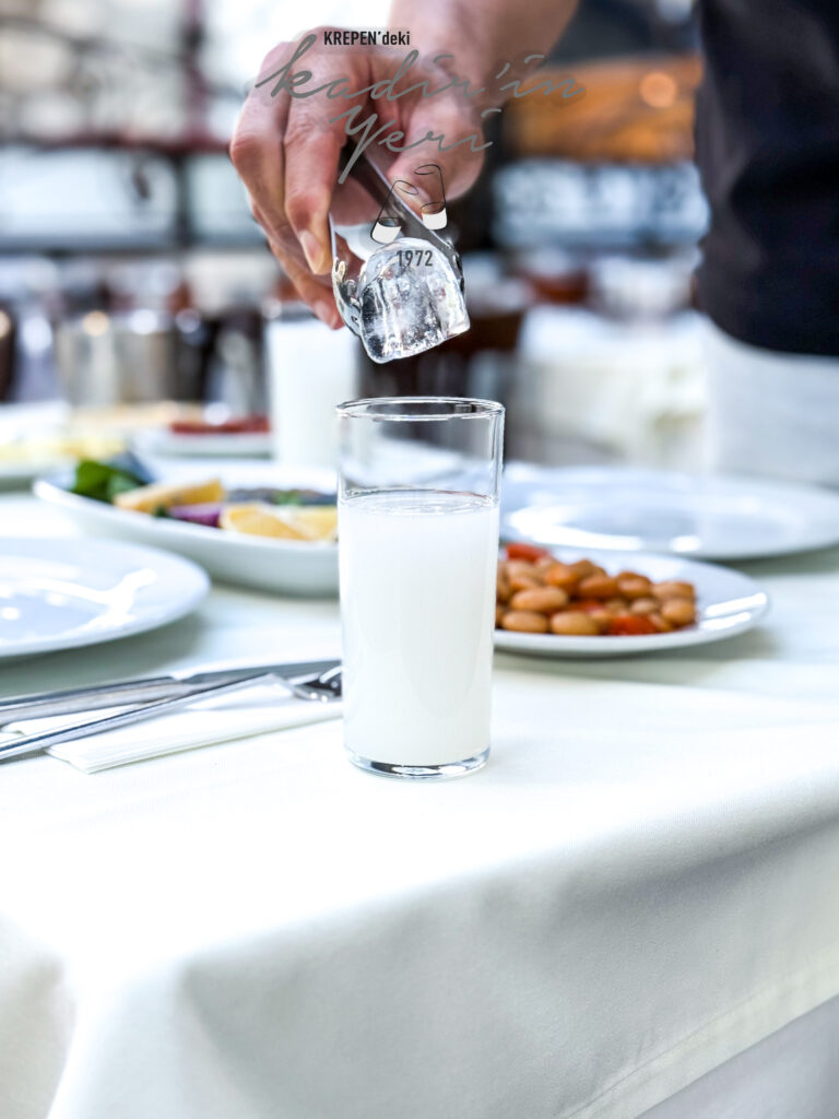 Doğum Günü Kutlaması İçin Beyoğlu Akşam Yemeği ortamı: Kadir’in Yeri’nde mum ışığı, adaplı fasıl eşliğinde huzurlu sofra.