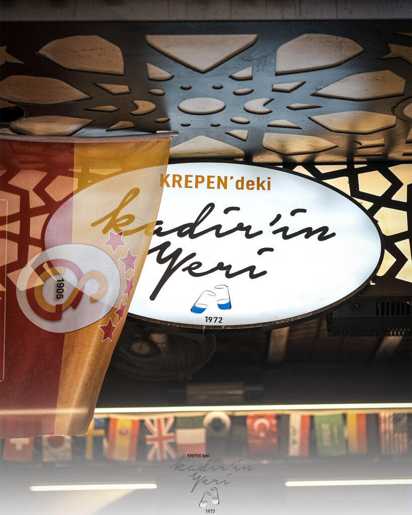 Nevizade En Popüler Meyhanesi Kadir’in Yeri’nin dışarıdan görüntüsü. Loş ışıklar, tarihi tabelası ve içerideki sıcak atmosfer.