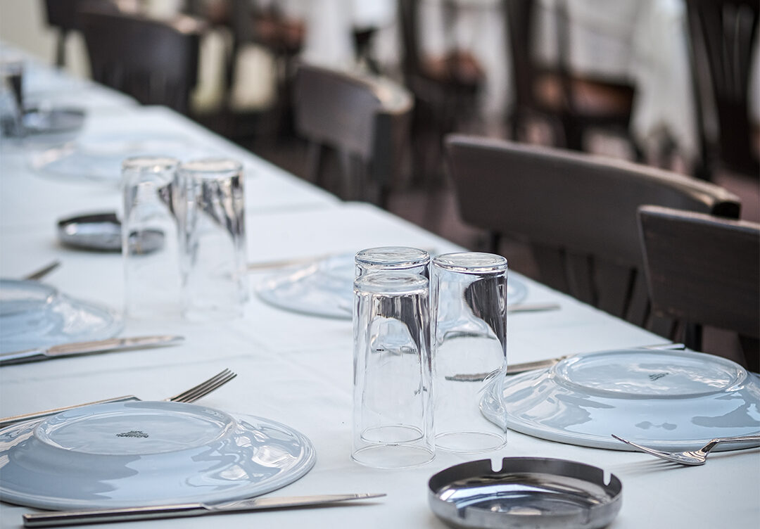 Taksim’deki Krepen sokaklarında, Osmanlı’dan günümüze uzanan meyhane kültürünü yaşatan Kadir’in Yeri’nin iç mekanı, rakı ve meze sunumu ile.