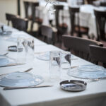 Taksim’deki Krepen sokaklarında, Osmanlı’dan günümüze uzanan meyhane kültürünü yaşatan Kadir’in Yeri’nin iç mekanı, rakı ve meze sunumu ile.