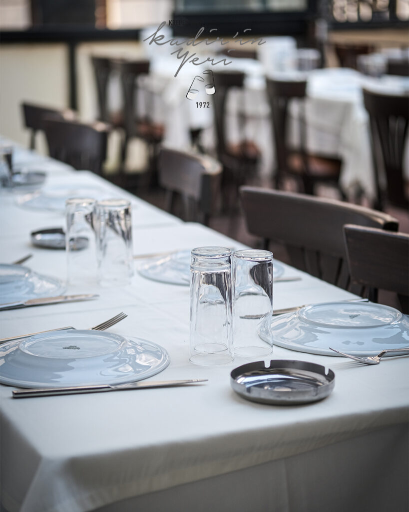 Taksim’deki Krepen sokaklarında, Osmanlı’dan günümüze uzanan meyhane kültürünü yaşatan Kadir’in Yeri’nin iç mekanı, rakı ve meze sunumu ile.